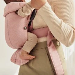 BabyBjörn Mini 3D Jersey Draagzak Lichtroze -Winkel Voor Babyreisartikelen babybj rn mini 3d jersey draagzak lichtroze 4 9e43