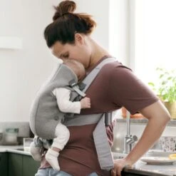 BabyBjörn Mini 3D Jersey Draagzak Lichtgrijs -Winkel Voor Babyreisartikelen bc mini light grey 3d jersey 021072 02 f2b9