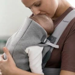 BabyBjörn Mini 3D Jersey Draagzak Lichtgrijs -Winkel Voor Babyreisartikelen bc mini light grey 3d jersey 021072 03 339c