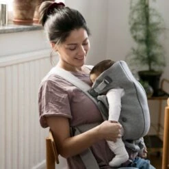 BabyBjörn Mini 3D Jersey Draagzak Lichtgrijs -Winkel Voor Babyreisartikelen bc mini light grey 3d jersey 021072 04 348d