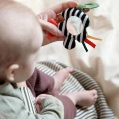 Sebra Activiteitenrammelaar Met Spiegeltje -Winkel Voor Babyreisartikelen sebra activiteitenrammelaar met spiegeltje 2 60cc