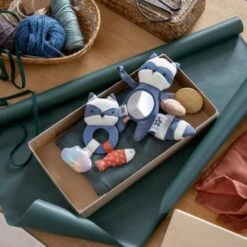 Sebra Rebel The Racoon Activiteitenrammelaar -Winkel Voor Babyreisartikelen sebra rebel the racoon rammelaar 55b3